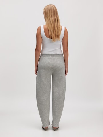 EDITED Loosefit Housut 'Dylan' värissä harmaa