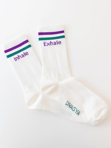 Divasya Socken 'Inhale Exhale'‌‌‌‌‌‌‌ in Lila: Vorderseite