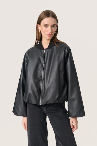 SOAKED IN LUXURY Overgangsjakke 'Trudea' i sort: forside