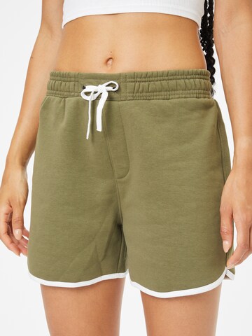 AÉROPOSTALE Regular Shorts in Grün