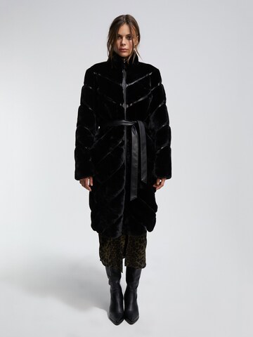 Lola Casademunt Mantel in Schwarz: Vorderseite