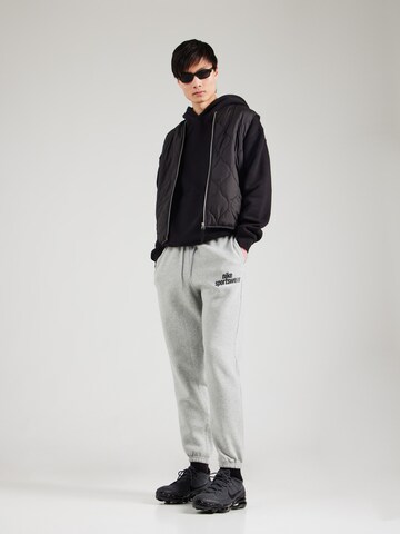 Nike Sportswear Tapered Housut 'CLUB' värissä harmaa