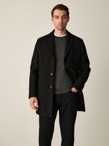 Next Mantel 'Epsom' in Schwarz