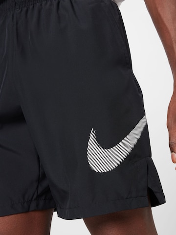 NIKE Loosefit Sportshorts in Schwarz