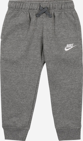 Tapered Pantaloni 'Club' di Nike Sportswear in grigio: frontale