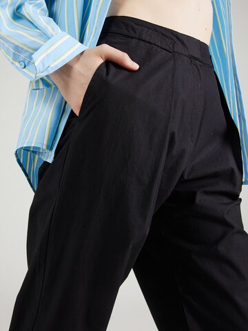 regular Pantaloni con pieghe di UNITED COLORS OF BENETTON in nero