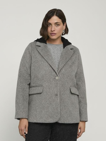 Cappotto invernale di Fiorella Rubino in grigio: frontale