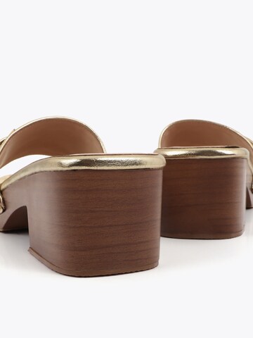 Lola Casademunt Пантолеты в Золотой