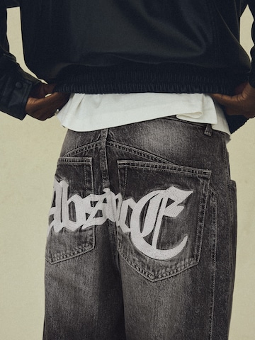 BershkaLoosefit Traperice 'BLOQ' - siva boja