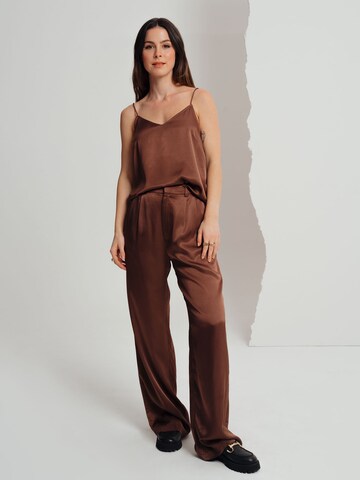 Loosefit Pantalon 'Eve' A LOT LESS en marron