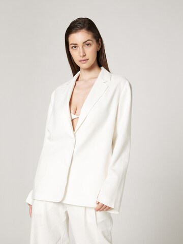 Blazer 'Sofia' LENI KLUM x ABOUT YOU en blanc : devant