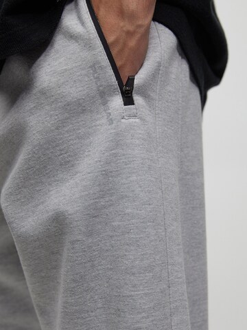 Tapered Pantaloni di Pull&Bear in grigio