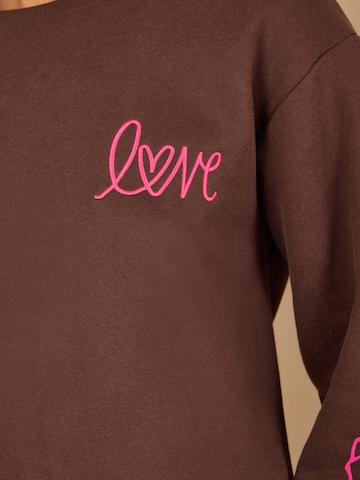 love & roses Sweatshirt in Bruin