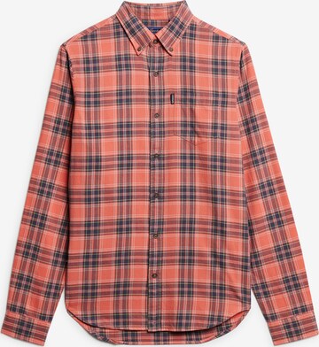 Coupe regular Chemise Superdry en rouge : devant