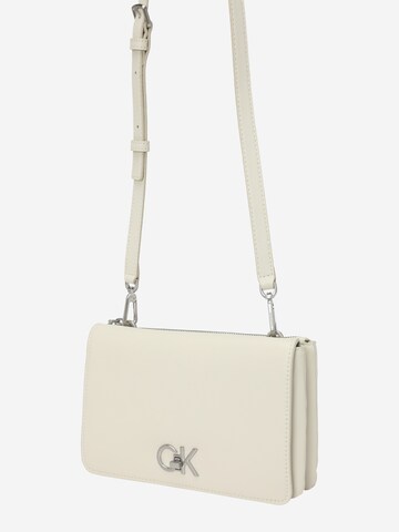 Calvin Klein - Bolso de hombro 'Re-Lock' en beige