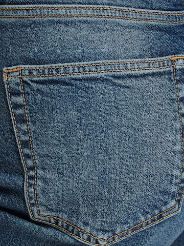 Bershka Normalny krój Jeansy w kolorze niebieski