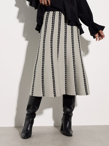 Apricot Abstract Stripe Knitted A-Line Midi Skirt ' ' in Schwarz