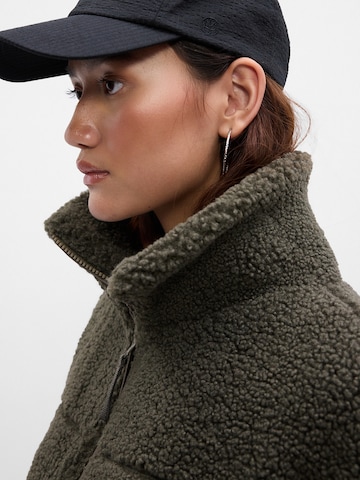 Gina Tricot Jopa iz flisa 'Pile' | rjava barva