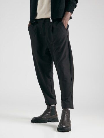 Loosefit Pantaloni con pieghe 'Convert' di BOSS in nero: frontale