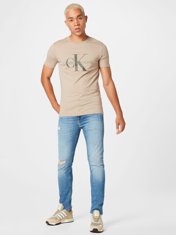 Calvin Klein Jeans Regular fit T-shirt 'Monogram' i beige