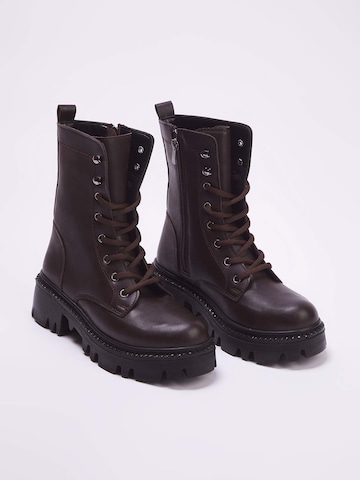 Trendyol Ниски ботуши с връзки в кафяво: отпред