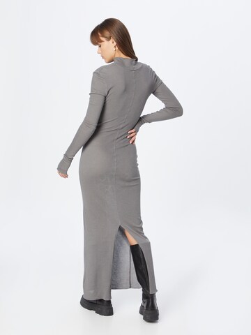 AMERICAN VINTAGE Stickad klänning 'SOVY' i grå