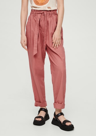 QS Tapered Pleat-Front Pants in Orange: front