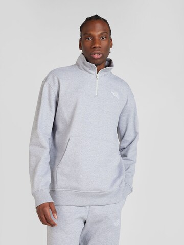 Sweat-shirt 'ESSENTIAL' THE NORTH FACE en gris : devant