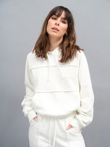 A LOT LESS Sweatshirt 'Philippa' i vit: framsida