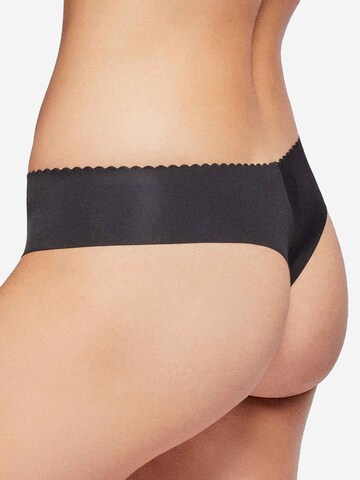 Gisela Thong ' 6 ' in Black