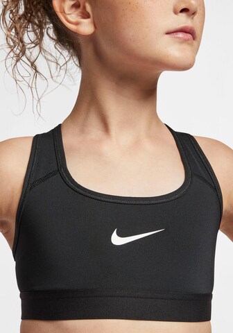 Lenjerie sport de la NIKE pe negru