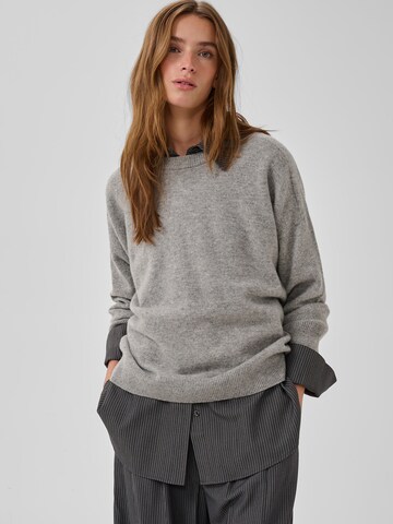 My Essential Wardrobe Sweater in Grey: front