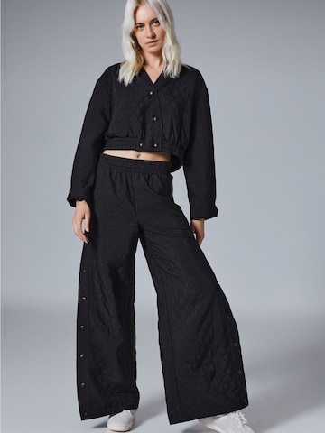 4TAILORS - Loosefit Calças 'Urban' em preto