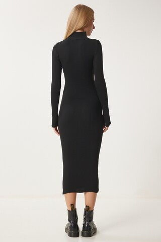 Happiness İstanbul Kleid in Schwarz