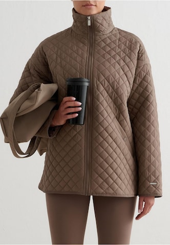 Aim'n Tussenjas in Bruin