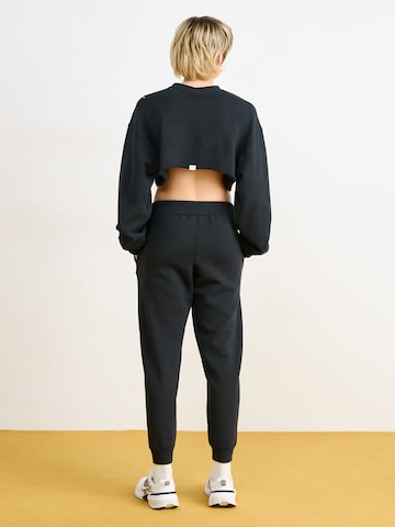 NIKE Tapered Sportbyxa '24.7' i svart