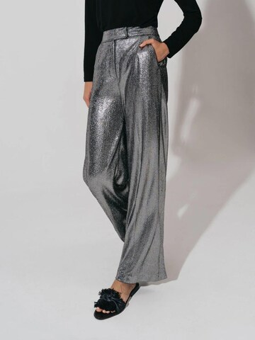 OPRA Flared Hose 'Opra Spodnie damskie Alia Silver High Waist'‌‌‌‌‌‌‌‌‌ in Silber: Vorderseite
