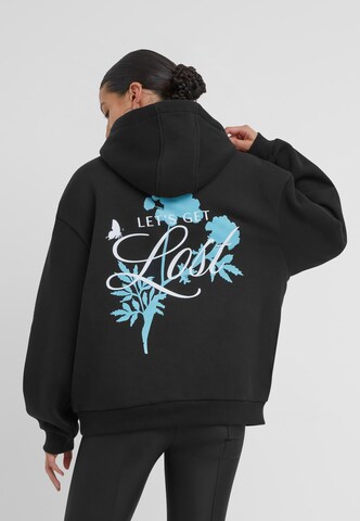 Felpa 'Lost Flowers' di Miss Tee in nero: frontale