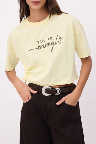 Tricou de la Trendyol pe galben