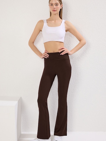 TrendyolFlared/zvonoliki kroj Tajice - smeđa boja: prednji dio