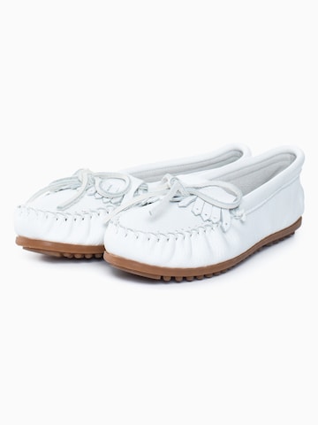 Mocassin 'Deerskin Kilty' Minnetonka en blanc