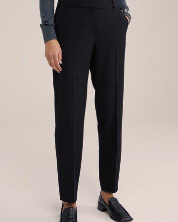 WE Fashion Regular Pleated Pants in Black: front