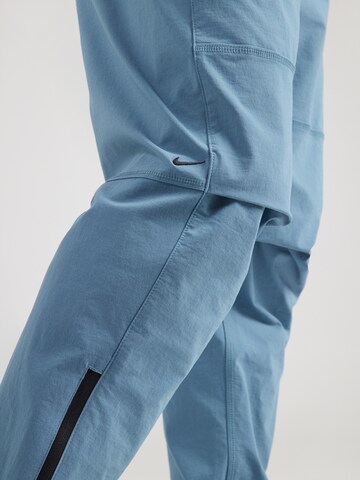 zils Nike Sportswear Pakapēniski sašaurināts piegriezums Bikses