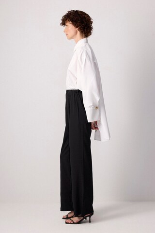 Touche Prive Regular Trousers with creases in Black: front