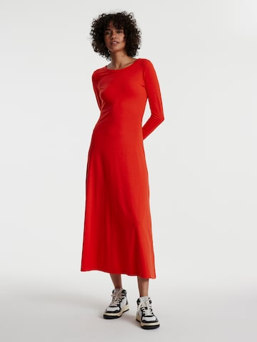EDITED שמלות 'Veronika' באדום: מלפנים