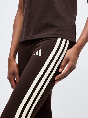 ADIDAS SPORTSWEAR Skinny Fit Спортен панталон 'Essentials' в кафяво
