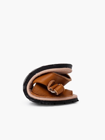 Sandalo di Pisamonas in marrone