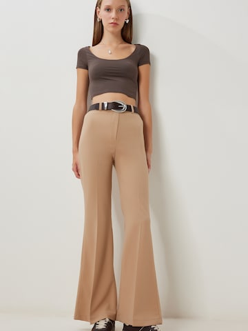 Happiness İstanbul Flared Pressveckad byxa i beige