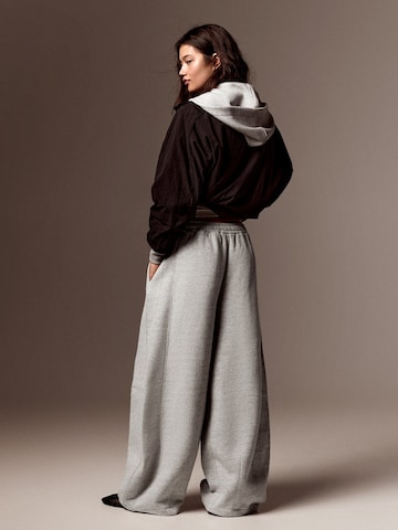 Bershka Wide leg Trousers in Grey: back