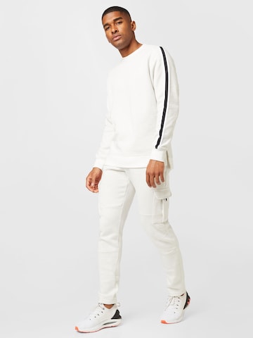 UNDER ARMOUR Sportsweatshirt 'Essential' in Weiß